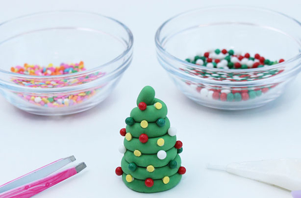 Прикрашання ялинки з мастики