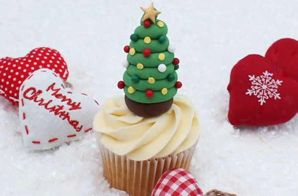 Ялинка з мастики на капкейку