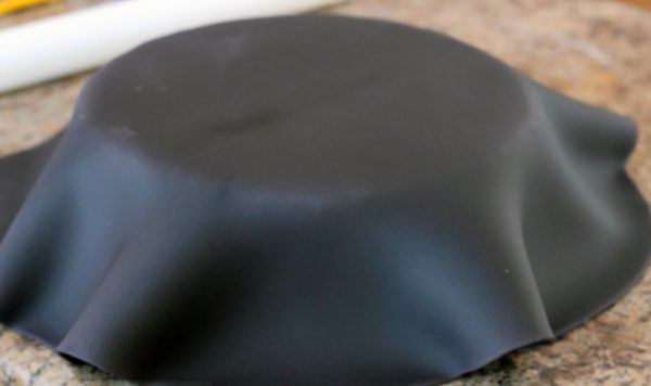 Торт, покрытый черной мастикой