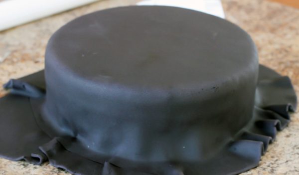 Мастика на торте собралась складками у основания