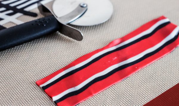 Приготовление трехцветного галстука-бабочки из мастики