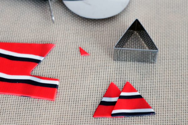 Треугольники из мастики для галстука-бабочки