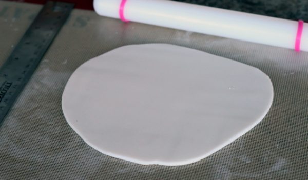 Раскатанный пласт белой мастики