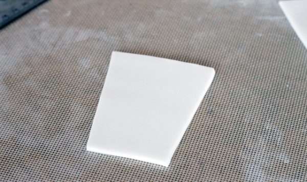 Трапеция из белой мастики