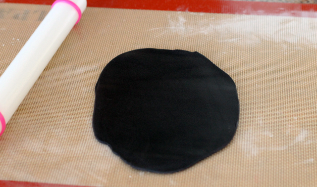 Раскатанный кусочек черной мастики для лацканов для украшения торта