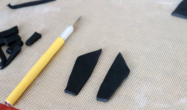 Лацканы из черной мастики