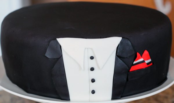 Торт со смокингом из мастики с белой рубашкой - присоединение воротника