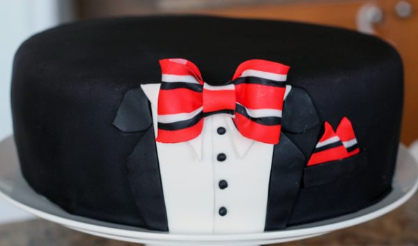 Готовый торт мужу в смокинге с галстуком-бабочкой